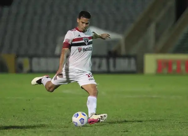 Hernanes acompanha treinos do São Paulo e reforça equipe em momento decisivo no Brasileirão